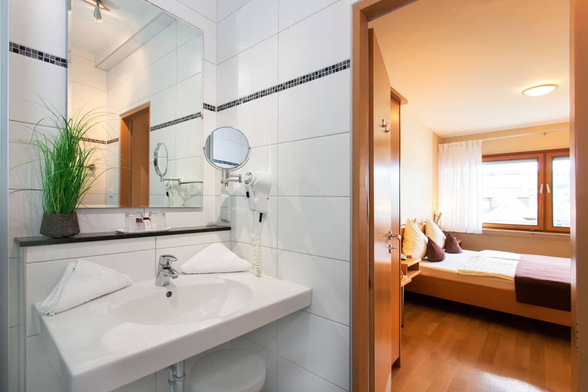 comfort double room, 1 king bed, non smoking, city view | 1 bedroom, hypo-allergenic bedding, desk, blackout curtains