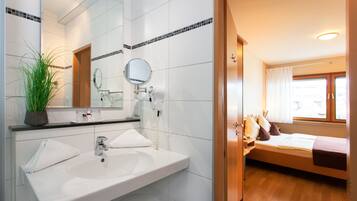 Habitación Confort doble, 1 cama de matrimonio grande, no fumadores, vistas a la ciudad | Ropa de cama hipoalergénica, escritorio, cortinas opacas y wifi gratis