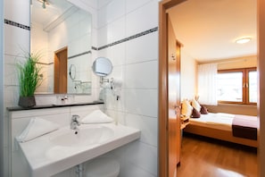 Chambre Double Confort, 1 trÚs grand lit, non-fumeurs, vue ville | 1 chambre, literie hypoallergénique, bureau, rideaux occultants