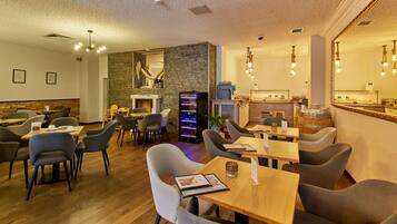 Se ofrece un desayuno bufé (14 EUR por persona)