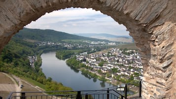 Une arche en pierre surplombant une rivière et une ville.