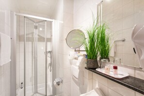 Douche, articles de toilette gratuits, sĂšche-cheveux