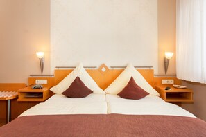 Basic Double Room | Hypo-allergenic bedding, desk, blackout curtains, free WiFi - Moselhaus Weiskopf (Bernkastel-Kues)
