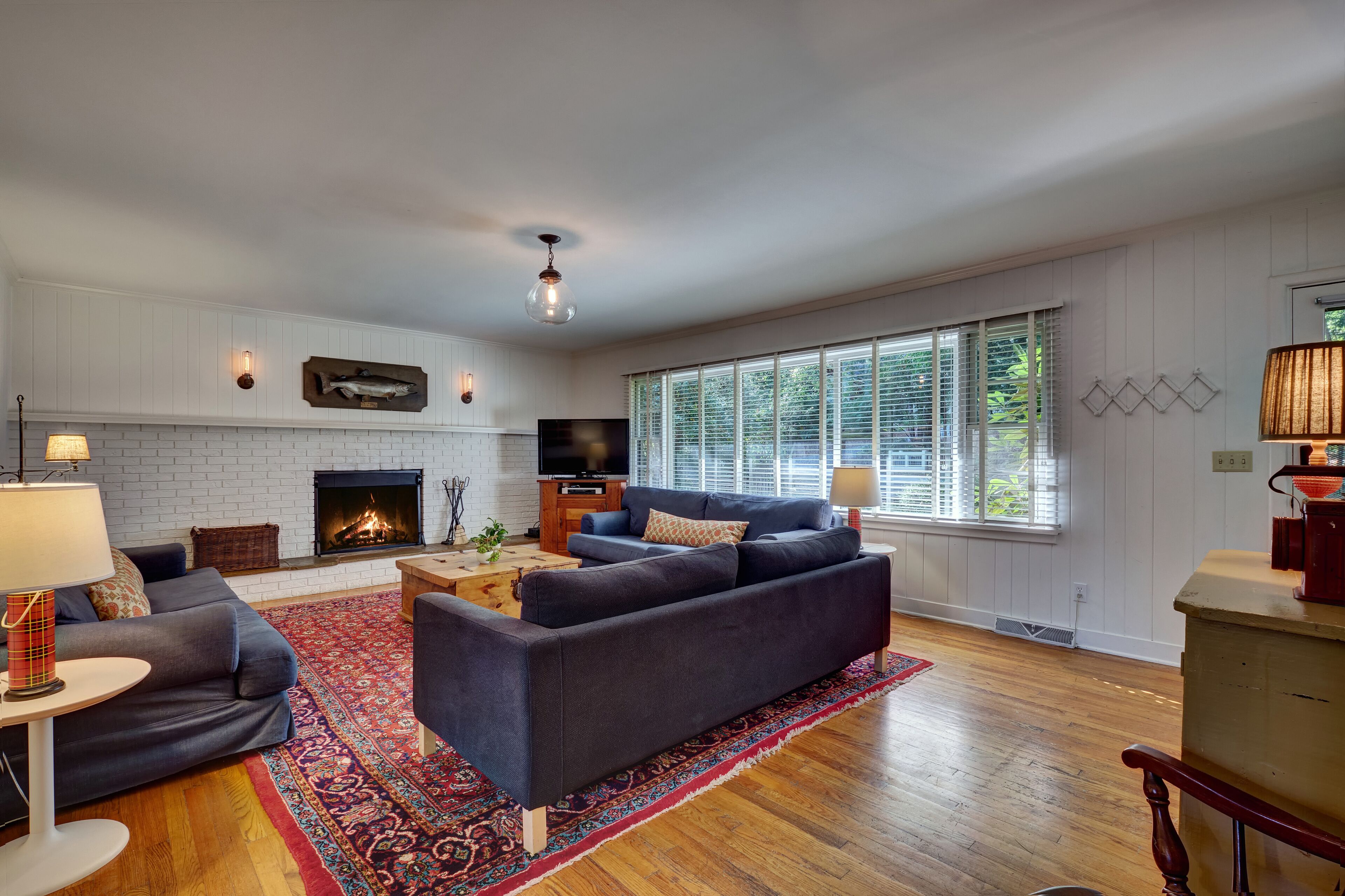 Smart TV, fireplace, DVD player, ping pong