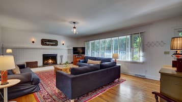 Smart-TV, peis, DVD-spiller og bordtennis