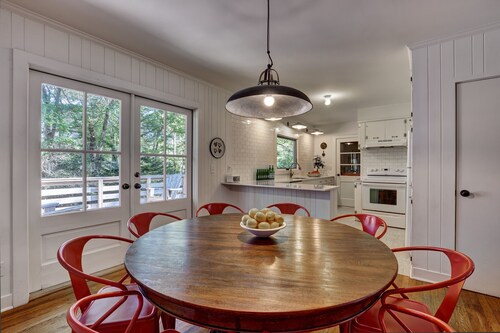 TWO BLOCKS FROM MAIN ST.! 5 BDRM/ 3 BA, WiFi. HD. 