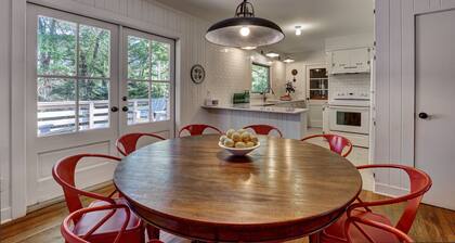 TWO BLOCKS FROM MAIN ST.! 5 BDRM/ 3 BA, WiFi. HD.