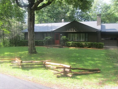TWO BLOCKS FROM MAIN ST.! 5 BDRM/ 3 BA, WiFi. HD. 