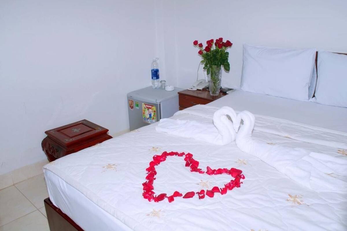 Single Room, No Windows | Desk, blackout drapes, free WiFi, bed sheets