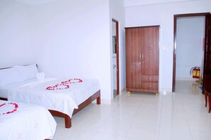 Desk, blackout drapes, free WiFi, bed sheets - Phuong Hoa Hotel (Nha Trang)