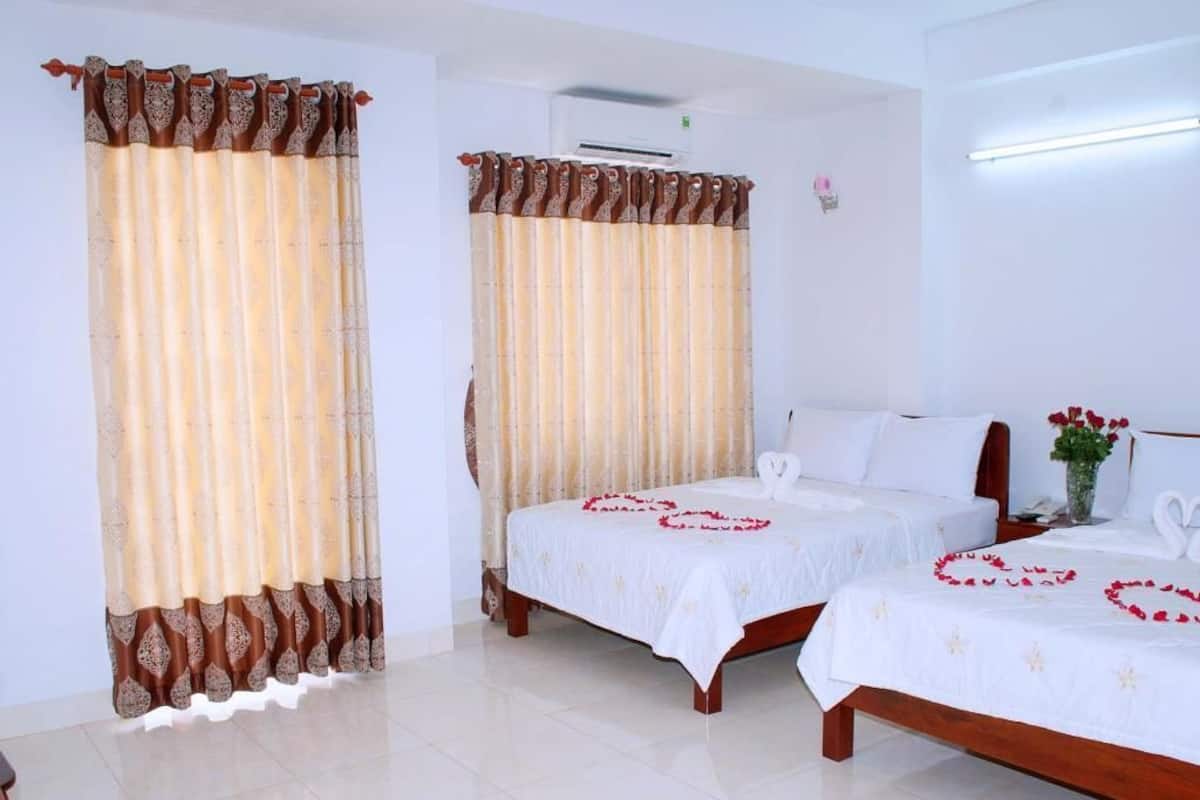 Quarto casal, sacada | Escrivaninha, cortinas blackout, Wi-Fi de cortesia, roupa de cama