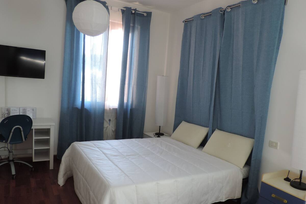 Minibar, escritorio y wifi gratis
