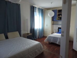 Minibar, escritorio y wifi gratis