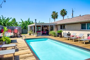 Utendørsbasseng og et oppvarmet basseng