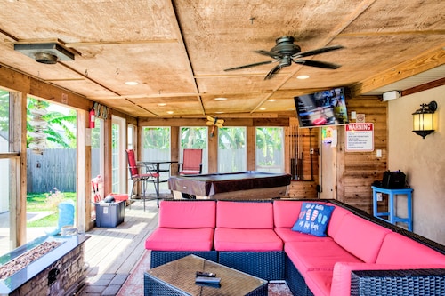Private resort home with heated saltwater pool & spa!