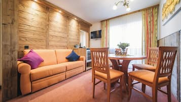 Suite Confort, 2 habitaciones, no fumadores, vistas a la montaña | Zona de estar | Televisión de pantalla plana de 32 pulgadas con canales por cable