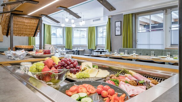 A buffet with various fruits, vegetables, and meats. - Arlen Lodge Hotel (Sankt Anton am Arlberg)