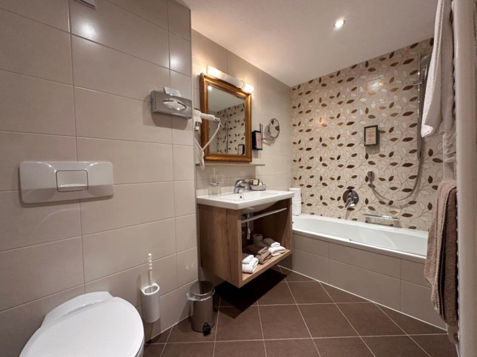 Un bagno moderno con un water, un lavandino e una vasca da bagno.
