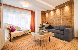 Doppelzimmer Superior | Wohnbereich | 32-Zoll-Flachbildfernseher mit Kabelempfang