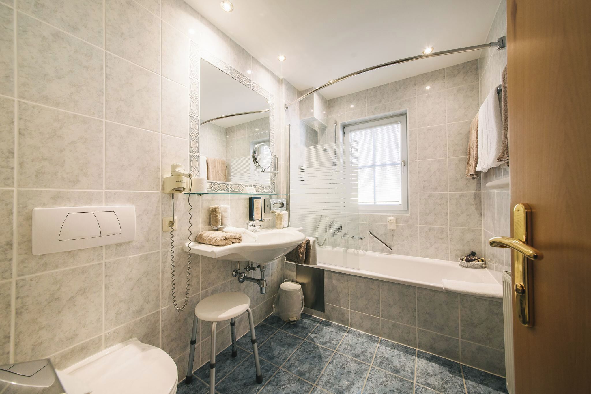 Un baño moderno con bañera, inodoro y lavabo.