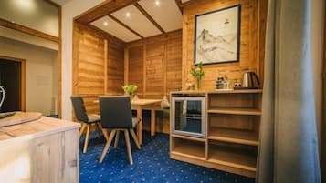 Deluxe Suite Superior | Wohnbereich | 32-Zoll-Flachbildfernseher mit Kabelempfang