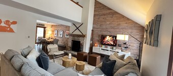 Basecamp Mount Snow + Modern & Perfect for 2 families + 5 min. to ski mountain!