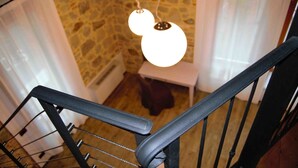 A staircase with a metal handrail and a stone wall in the background. - B&B Tito Livio (Teolo)