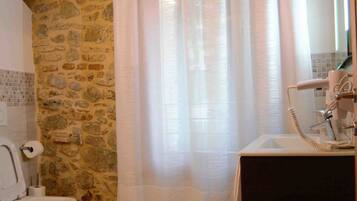 Doppelzimmer | Badezimmer | Dusche, kostenlose Toilettenartikel, Haartrockner, Hausschuhe