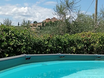 Your panoramic house in Tuscany between vineyards and olive groves.