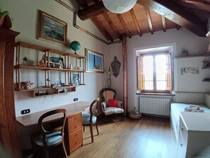 3 chambres, coffres-forts dans les chambres, fer et planche à repasser