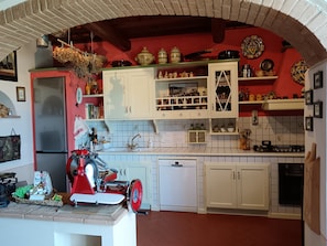 Frigorifero, microonde, forno, piano cottura