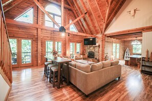 TV, peis, DVD-spiller og bøker