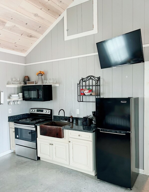 Een koelkast, een magnetron, een oven, een kookplaat