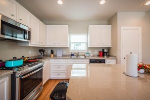 ثلاجة، ميكروويف، فرن، موقد طهي مسطح