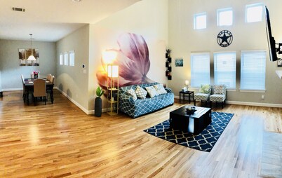 Recently Updated 3 Bedroom Gem ★ 5mi Med Ctr★8mi DT Houston★King Bed★