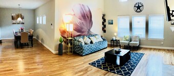 Recently Updated 3 Bedroom Gem ★ 5mi Med Ctr★8mi DT Houston★King Bed★