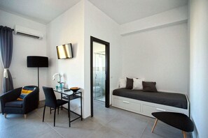 Triple Room, Balcony | Living room | 18-inch LCD TV with digital channels, TV - Roda Barocco (Noto)