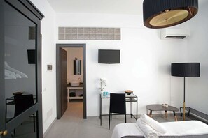 Double Room, Balcony | Egyptian cotton sheets, premium bedding, desk, blackout curtains - Roda Barocco (Noto)