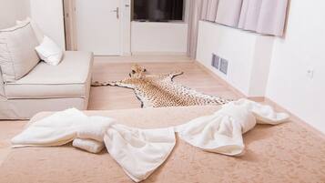 Suite, Whirlpool | Allergikerbettwaren, Schreibtisch, schallisolierte Zimmer