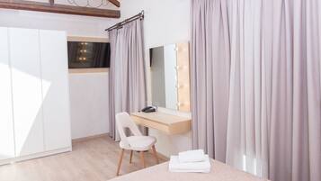 Loft (Ceiling Window only) | Literie hypoallergénique, bureau, chambres insonorisées