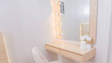 Loft (Ceiling Window only) | Biancheria da letto ipoallergenica, una scrivania, insonorizzazione