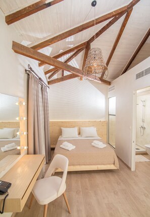 Loft (Ceiling Window only) | Hypoallergeen beddengoed, een bureau, geluiddichte muren