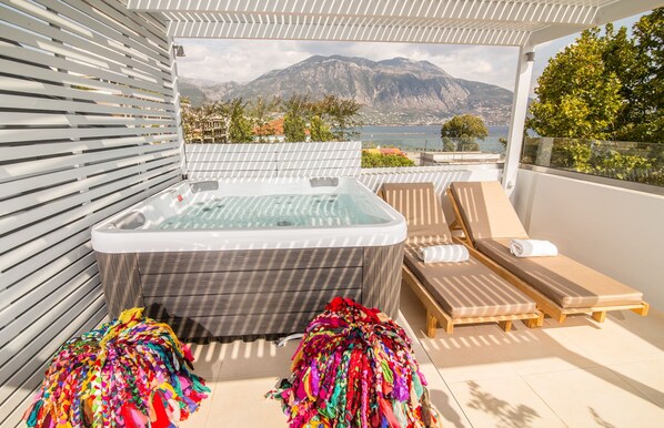 Suite, bain à remous | Balcon