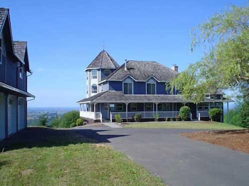 Secluded large home. Wooded setting. Easy commute to downtown. 