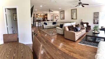 Smart TV, chimenea, videojuegos y reproductor de DVD