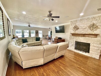 Una hermosa casa personalizada de 5 habitaciones ubicada a 5 millas del centro de Tyler, Tx. 