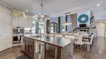 冰箱、微波炉、烤箱、炉灶