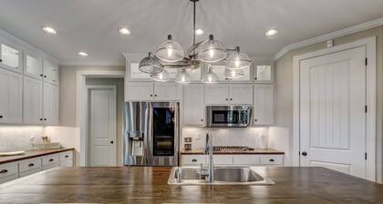 Executive Retreats, Family Reunions, Near Montaluce, 8 King Beds