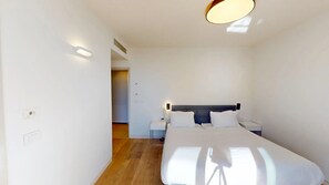3 bedrooms, in-room safe, desk, iron/ironing board