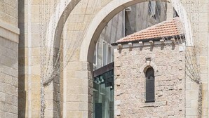 Un bâtiment en pierre avec une enseigne portant l’inscription « MAMILLA » et une fenêtre en arc de cercle.